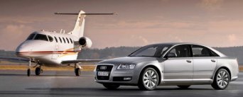 Вид на самолет и автомобиль Самолет и автомобиль
