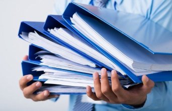 Документы в руках Документы в руках