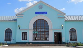 Вид на хжлезнодорожный вокзал станции Сенная поселка Сенной Железнодорожный вокзал станции Сенная поселка Сенной