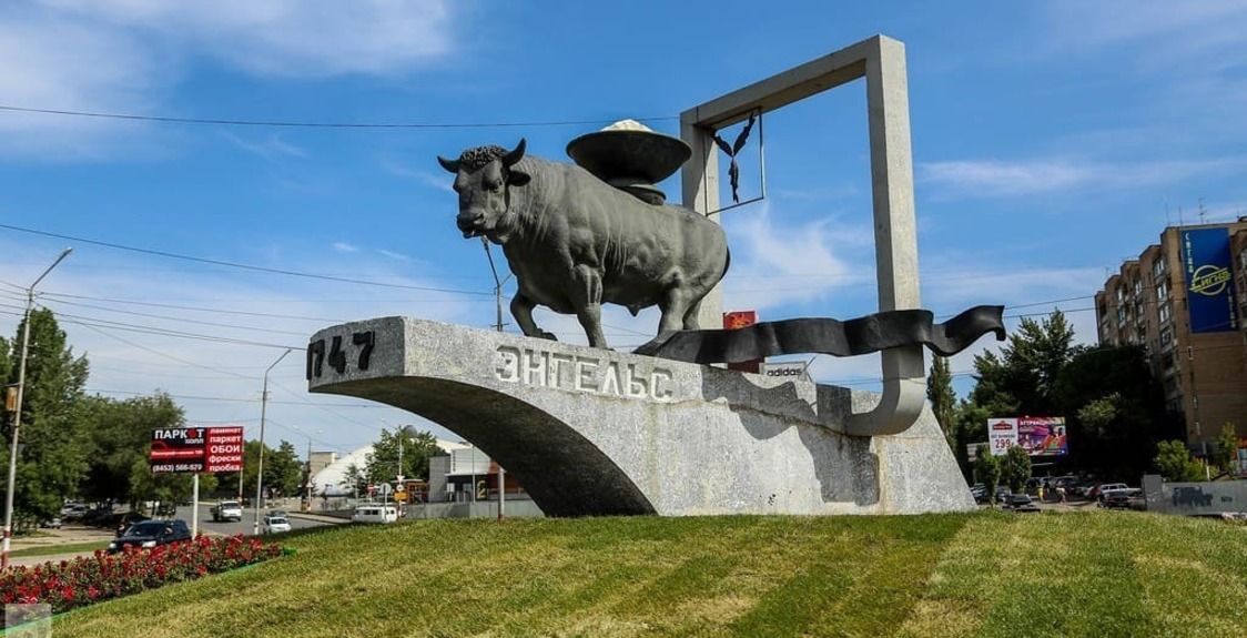Памятник бык в городе Энгельс